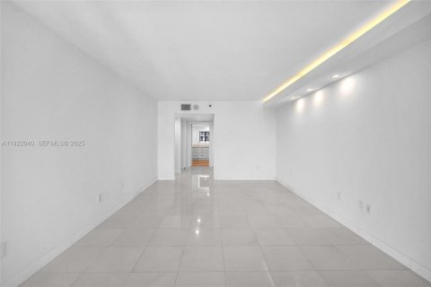 Condo in Sunny Isles Beach, Florida, 2 bedrooms № 1976487 - photo 18