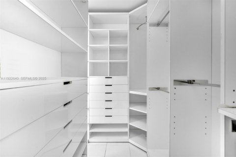 Condo in Sunny Isles Beach, Florida, 2 bedrooms № 1976487 - photo 17