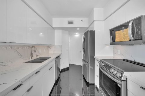 Condo in Sunny Isles Beach, Florida, 2 bedrooms № 1976487 - photo 4