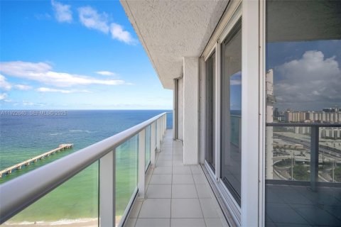 Condo in Sunny Isles Beach, Florida, 2 bedrooms № 1976487 - photo 1
