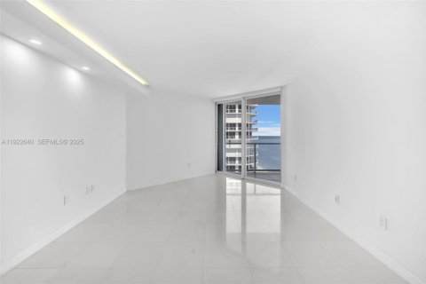Condo in Sunny Isles Beach, Florida, 2 bedrooms № 1976487 - photo 13