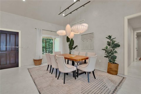 House in Miami, Florida 4 bedrooms, 201.69 sq.m. № 1779353 - photo 11