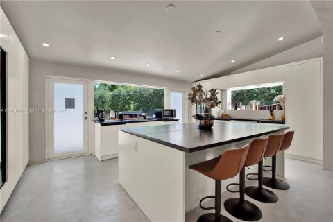 House in Miami, Florida 4 bedrooms, 201.69 sq.m. № 1779353 - photo 17