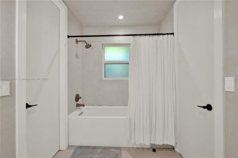 House in Miami, Florida 4 bedrooms, 201.69 sq.m. № 1779353 - photo 24