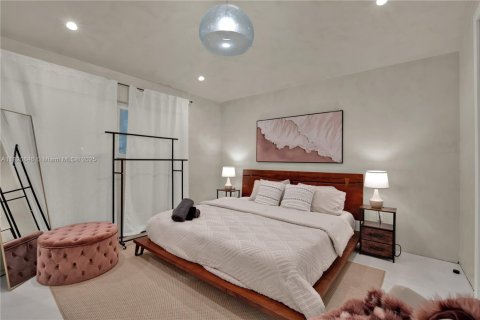 House in Miami, Florida 4 bedrooms, 201.69 sq.m. № 1779353 - photo 22