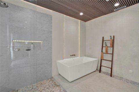 House in Miami, Florida 4 bedrooms, 201.69 sq.m. № 1779353 - photo 30