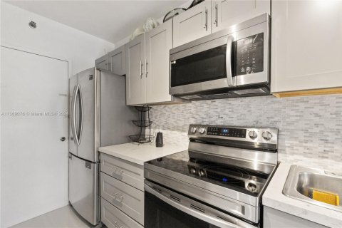 Condo in Miami Beach, Florida, 1 bedroom  № 1931568 - photo 9
