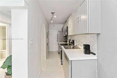 Condo in Miami Beach, Florida, 1 bedroom  № 1931568 - photo 4