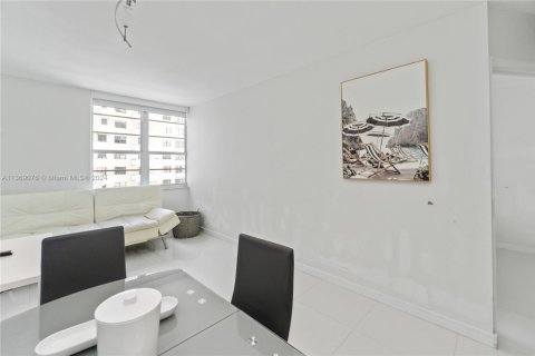 Condo in Miami Beach, Florida, 1 bedroom  № 1931568 - photo 2