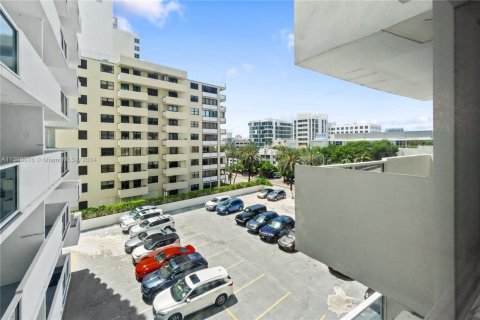 Condo in Miami Beach, Florida, 1 bedroom  № 1931568 - photo 18