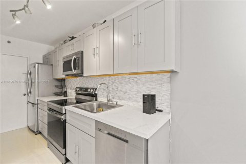 Condo in Miami Beach, Florida, 1 bedroom  № 1931568 - photo 5