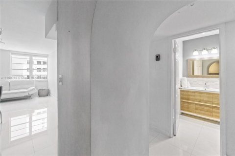 Condo in Miami Beach, Florida, 1 bedroom  № 1931568 - photo 10