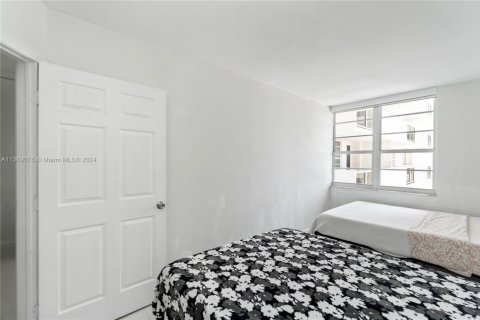 Condo in Miami Beach, Florida, 1 bedroom  № 1931568 - photo 14
