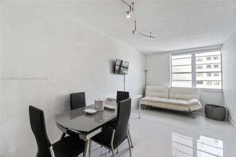 Condo in Miami Beach, Florida, 1 bedroom  № 1931568 - photo 1