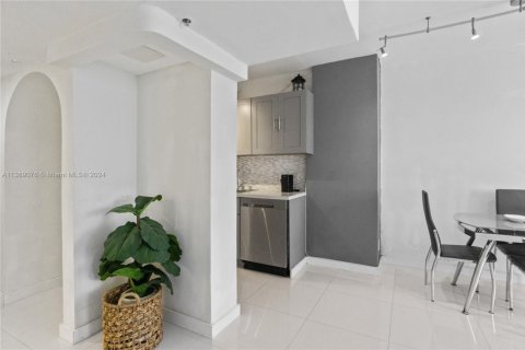Condo in Miami Beach, Florida, 1 bedroom  № 1931568 - photo 6