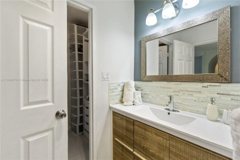 Condo in Miami Beach, Florida, 1 bedroom  № 1931568 - photo 16
