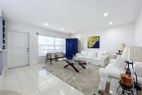 Condo in Pompano Beach, Florida, 2 bedrooms № 1962052 - photo 2