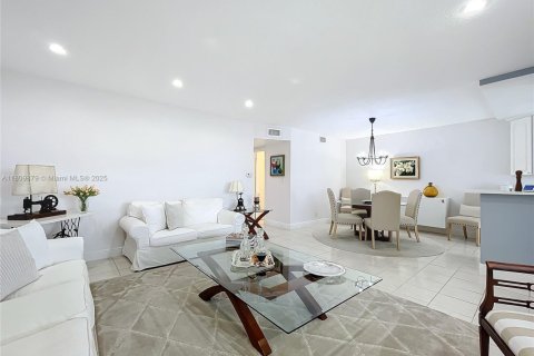 Condo in Pompano Beach, Florida, 2 bedrooms № 1962052 - photo 3