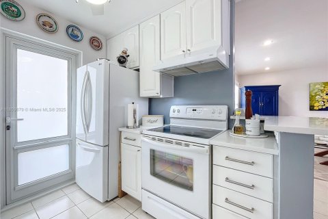 Condo in Pompano Beach, Florida, 2 bedrooms № 1962052 - photo 13