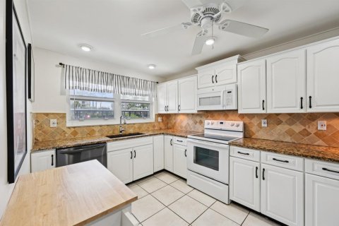 Купить кондоминиум в Хайленд-Бич, Флорида 5 комнат, 130.06м2, № 2085236 - фото 15
