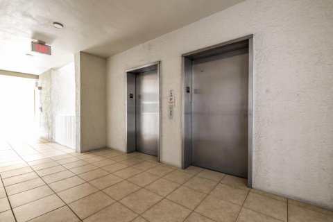 Condo in Riviera Beach, Florida, 2 bedrooms  № 994278 - photo 1
