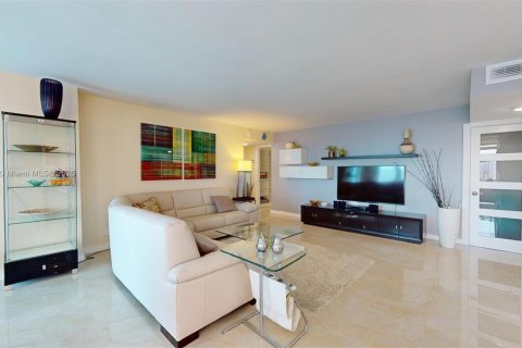 Copropriété à louer à Hallandale Beach, Floride: 2 chambres, 126.16 m2 № 1962637 - photo 17