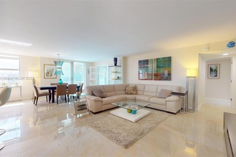 Copropriété à louer à Hallandale Beach, Floride: 2 chambres, 126.16 m2 № 1962637 - photo 1