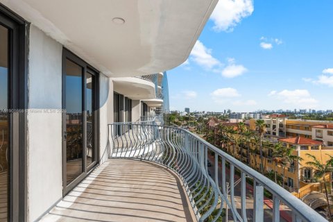 Condo in Surfside, Florida, 2 bedrooms  № 1953216 - photo 30