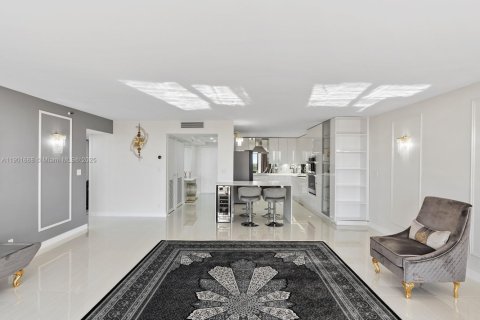 Condo in Surfside, Florida, 2 bedrooms  № 1953216 - photo 9