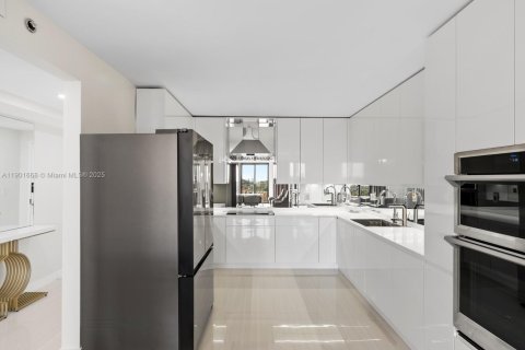 Condo in Surfside, Florida, 2 bedrooms  № 1953216 - photo 13