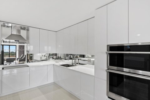 Condo in Surfside, Florida, 2 bedrooms  № 1953216 - photo 12