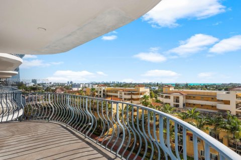 Condo in Surfside, Florida, 2 bedrooms  № 1953216 - photo 29