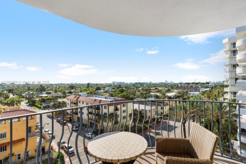 Condo in Surfside, Florida, 2 bedrooms  № 1953216 - photo 27