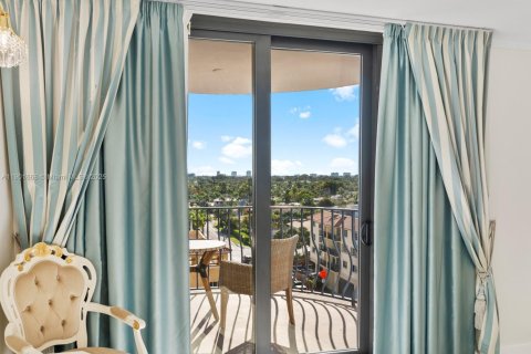 Condo in Surfside, Florida, 2 bedrooms  № 1953216 - photo 25