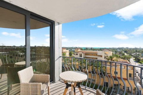 Condo in Surfside, Florida, 2 bedrooms  № 1953216 - photo 28