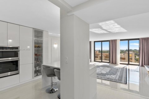 Condo in Surfside, Florida, 2 bedrooms  № 1953216 - photo 3