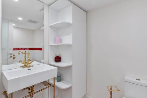 Condo in Surfside, Florida, 2 bedrooms  № 1953216 - photo 15