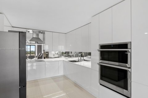 Condo in Surfside, Florida, 2 bedrooms  № 1953216 - photo 11