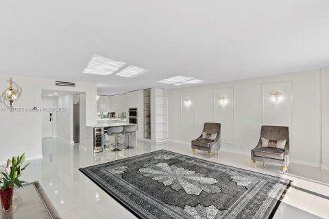 Condo in Surfside, Florida, 2 bedrooms  № 1953216 - photo 8