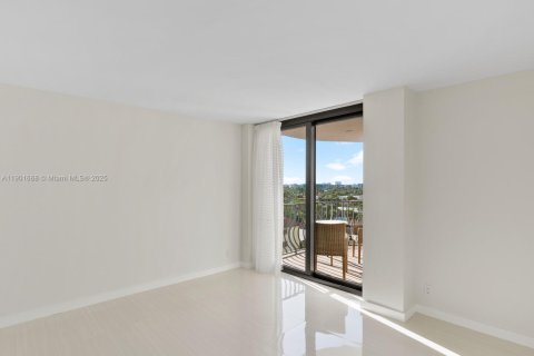 Condo in Surfside, Florida, 2 bedrooms  № 1953216 - photo 18