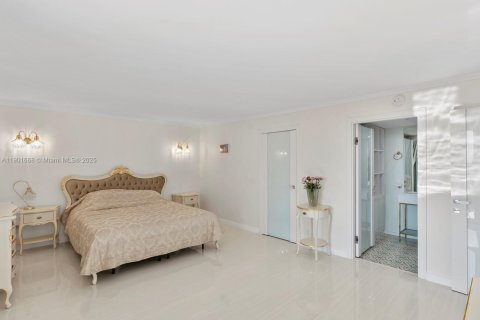 Condo in Surfside, Florida, 2 bedrooms  № 1953216 - photo 21