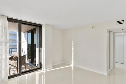 Condo in Surfside, Florida, 2 bedrooms  № 1953216 - photo 19