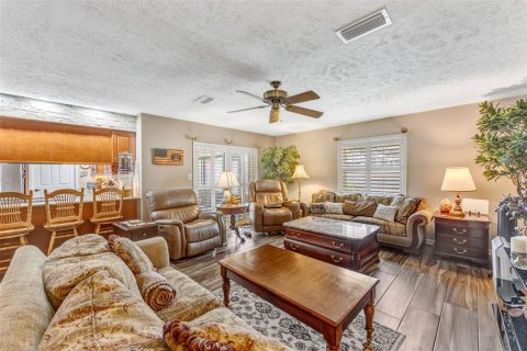 House in Valrico, Florida 3 bedrooms, 172.24 sq.m. № 2321363 - photo 12