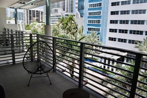 Condo in Miami Beach, Florida, 1 bedroom  № 1976689 - photo 23