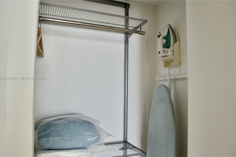 Condo in Miami Beach, Florida, 1 bedroom  № 1976689 - photo 19