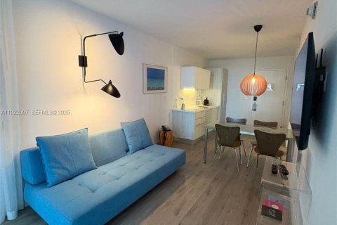 Condo in Miami Beach, Florida, 1 bedroom  № 1976689 - photo 15