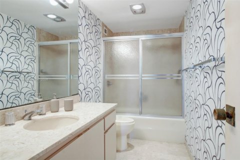 Condominio en alquiler en Miami, Florida, 1 dormitorio, 181.16 m2 № 2037523 - foto 9