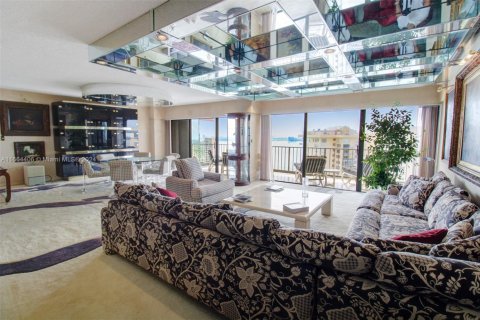 Condominio en alquiler en Miami, Florida, 1 dormitorio, 181.16 m2 № 2037523 - foto 3