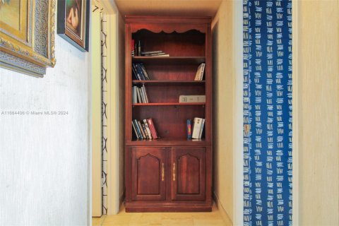 Condominio en alquiler en Miami, Florida, 1 dormitorio, 181.16 m2 № 2037523 - foto 8