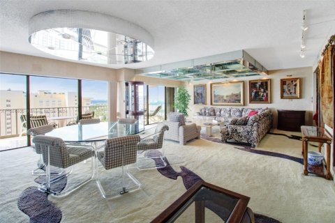 Condominio en alquiler en Miami, Florida, 1 dormitorio, 181.16 m2 № 2037523 - foto 2